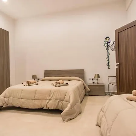 Seafront O'clock Malta * スリーマ